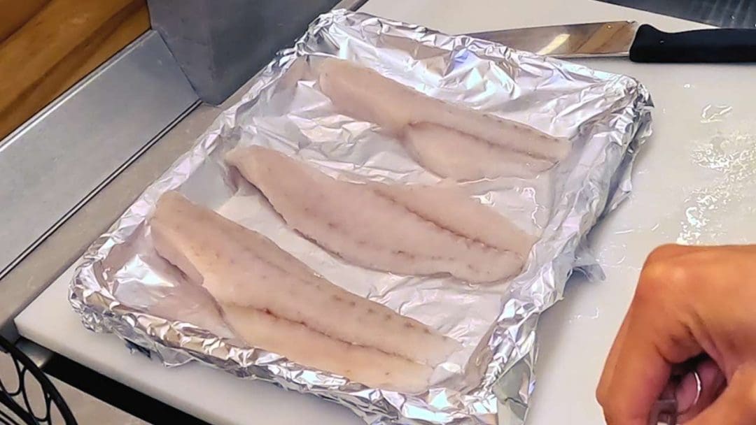 filetes de gallineta nórdica lavados y secados con toalla