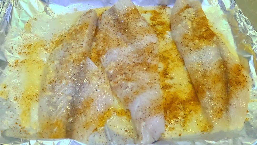 filetes de pescado de gallineta nórdica ennegrecidos preparados y sazonados