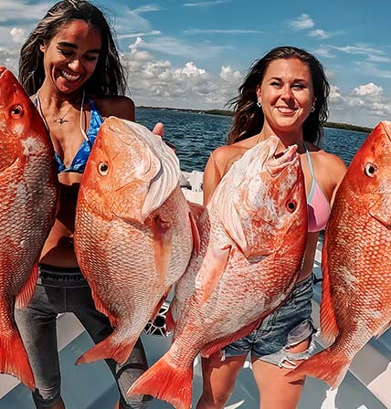 Segurando peixes capturados no Golfo do México