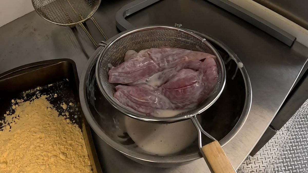 Drenar el exceso de suero de leche de los filetes de gallineta nórdica