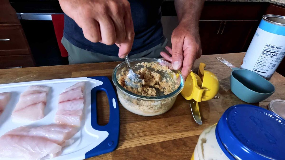trộn tẩm bột parmesan cá mú đỏ