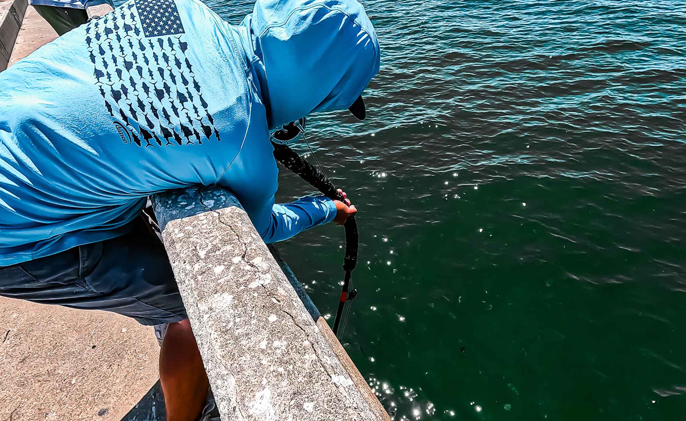 pêche au mérou goliath depuis la jetée de pêche de Tampa Skyway