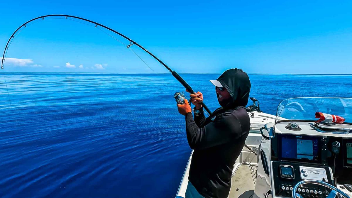 enganchado a la pesca en alta mar en el golfo de méxico