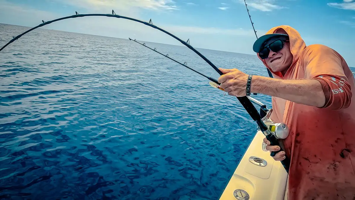 Attraper de gros poissons en pêchant en eau salée dans le golfe du Mexique